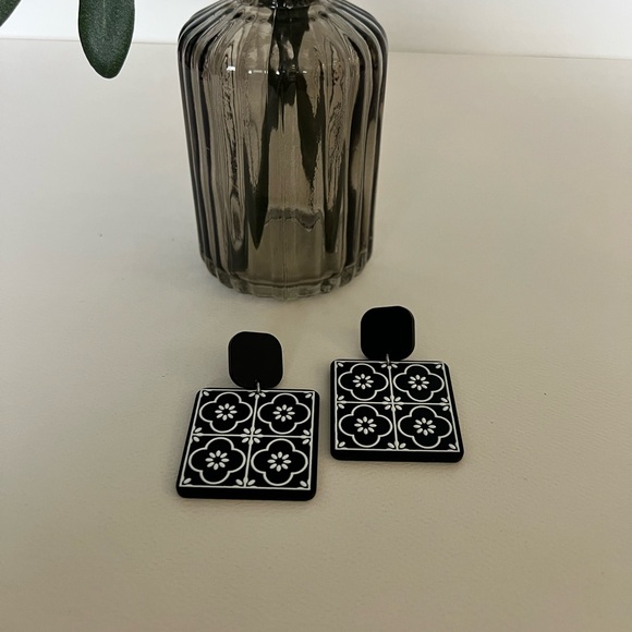 Classic Black & White Tile Flower Pattern Dangle Earrings -Elegant Drop Earrings - Picture 9 of 10